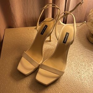 Strappy platform sandal in Ivory.